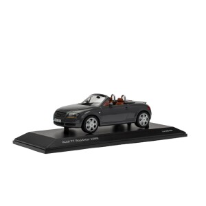 Audi TT Coupé ミニカー 1/43 スケール シルバー ディーラー正規品 Audi TT Coupé ミニカー シルバー 1:43 - メルカリ